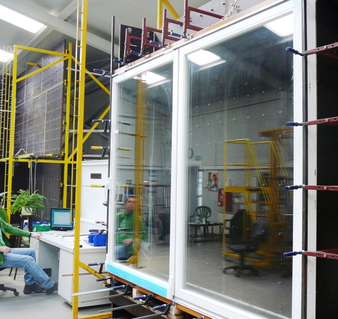 20151010Stolbud Wloszczowa Okno Solar systemu uchylno-przesuwnego w testach na komorze powietrzno-deszczowej w Laboratorium Techniki Budowlanej