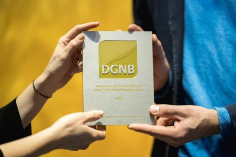 20200505 DGNB-Pressebild-Zertifizierung-Gold